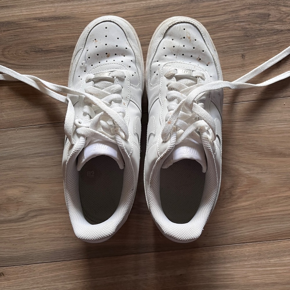 white nike AF1